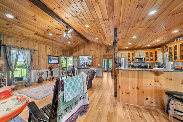 251 Falcon Dr, Decherd, TN 37324