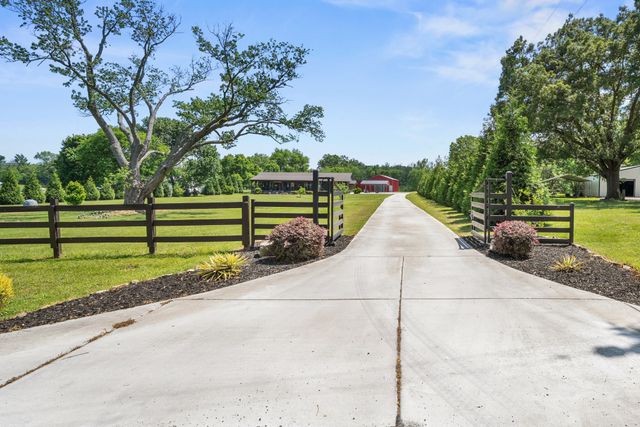 251 Falcon Dr, Decherd, TN 37324