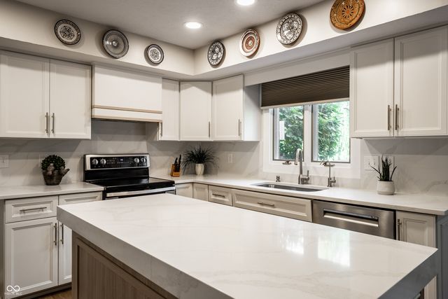 13890 Saben Court, Carmel, IN 46032