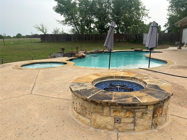 209 E Meadows Street, St Jo, TX 76265