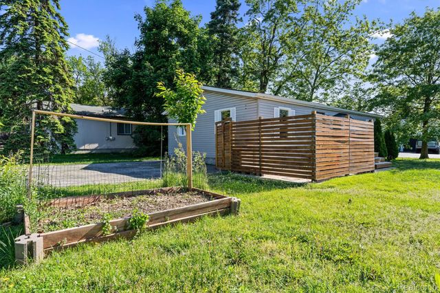 2900 Hensman Street, Keego Harbor, MI 48320