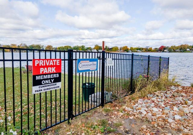 2900 Hensman Street, Keego Harbor, MI 48320