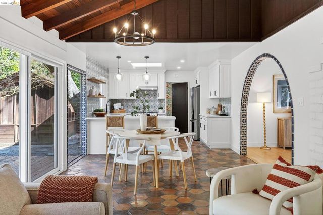 5914 5914 Thornhill Drive, Oakland, CA 94611