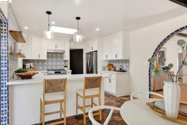 5914 5914 Thornhill Drive, Oakland, CA 94611