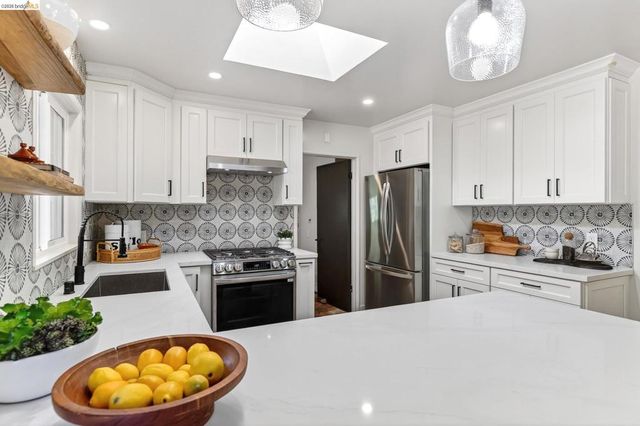 5914 5914 Thornhill Drive, Oakland, CA 94611