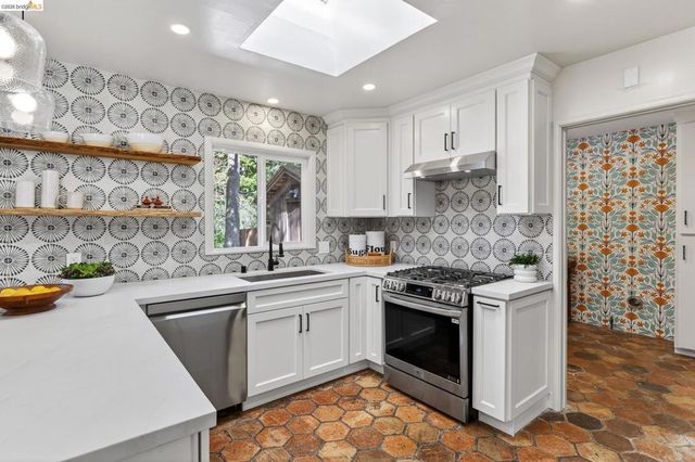 5914 5914 Thornhill Drive, Oakland, CA 94611