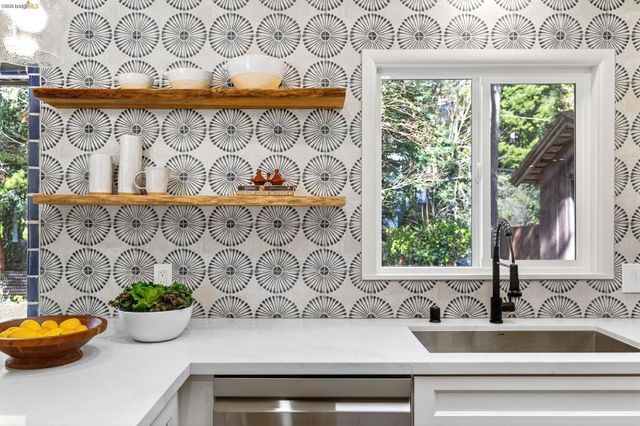 5914 5914 Thornhill Drive, Oakland, CA 94611