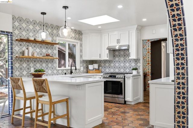 5914 5914 Thornhill Drive, Oakland, CA 94611