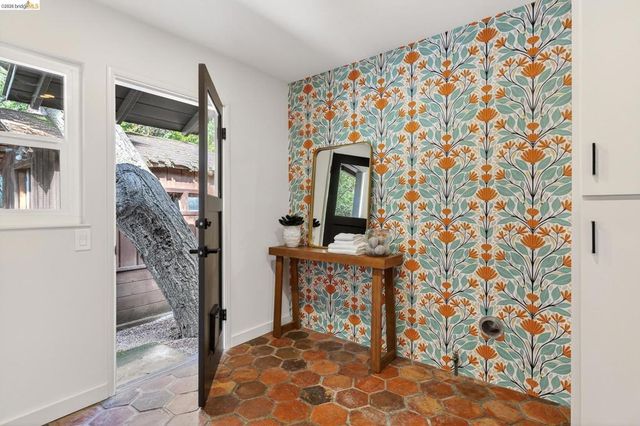 5914 5914 Thornhill Drive, Oakland, CA 94611