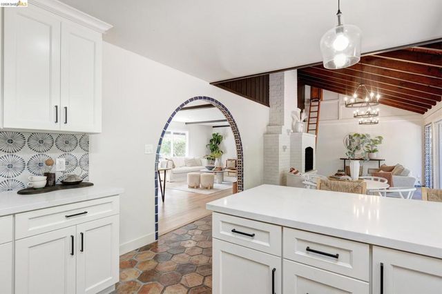 5914 5914 Thornhill Drive, Oakland, CA 94611