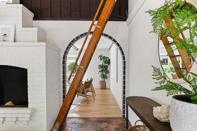 5914 5914 Thornhill Drive, Oakland, CA 94611