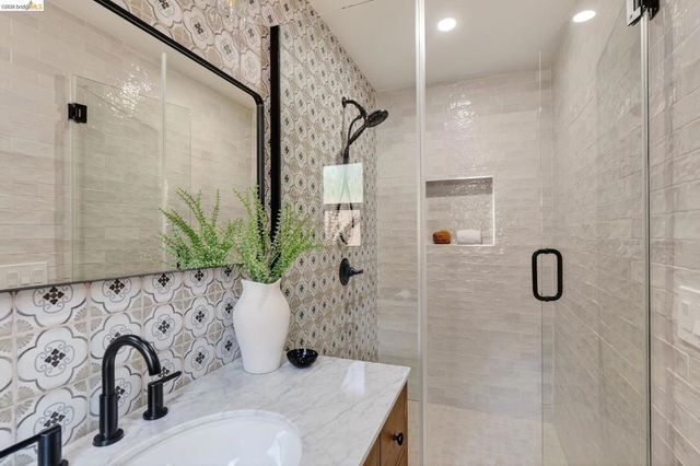 5914 5914 Thornhill Drive, Oakland, CA 94611