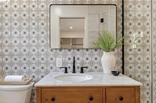 5914 5914 Thornhill Drive, Oakland, CA 94611