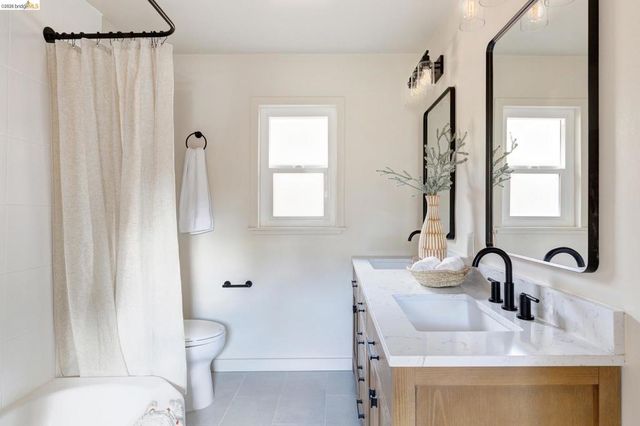 5914 5914 Thornhill Drive, Oakland, CA 94611