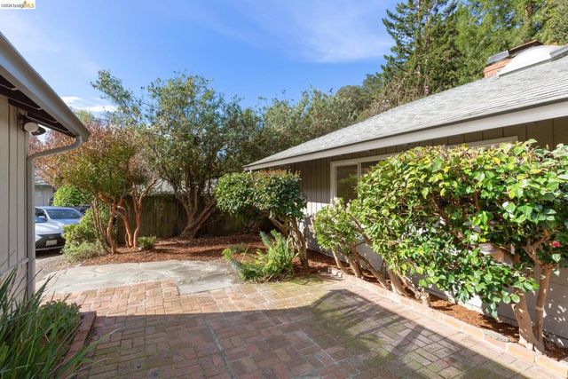 5914 5914 Thornhill Drive, Oakland, CA 94611