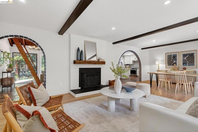 5914 5914 Thornhill Drive, Oakland, CA 94611