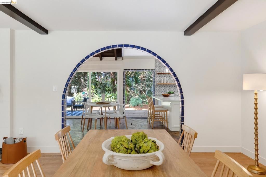 Image 11 of property listing at 5914 5914 Thornhill Drive, Oakland, CA 94611