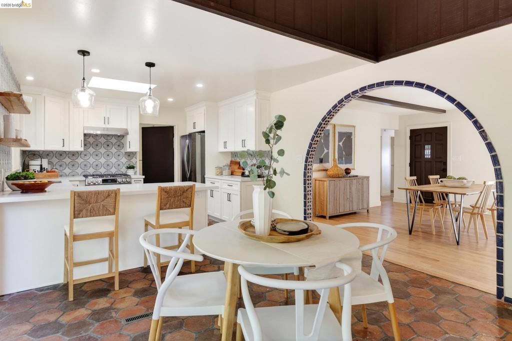 Image 13 of property listing at 5914 5914 Thornhill Drive, Oakland, CA 94611