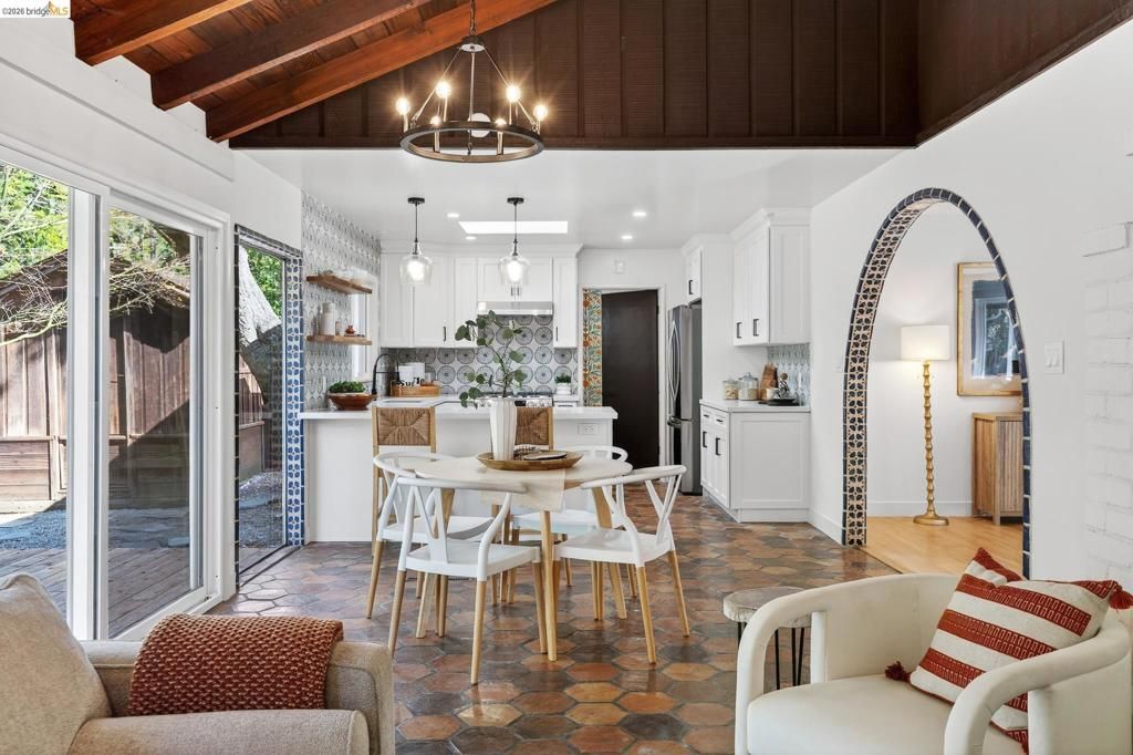 Image 14 of property listing at 5914 5914 Thornhill Drive, Oakland, CA 94611