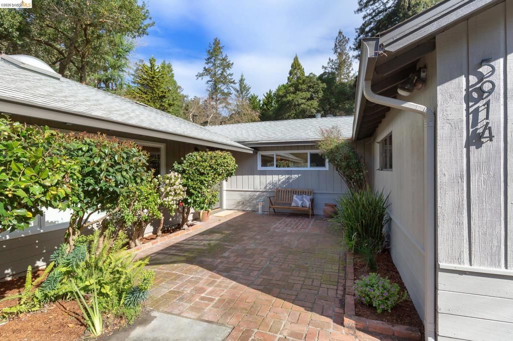 Image 2 of property listing at 5914 5914 Thornhill Drive, Oakland, CA 94611