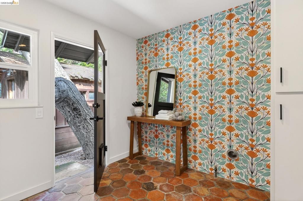 Image 23 of property listing at 5914 5914 Thornhill Drive, Oakland, CA 94611