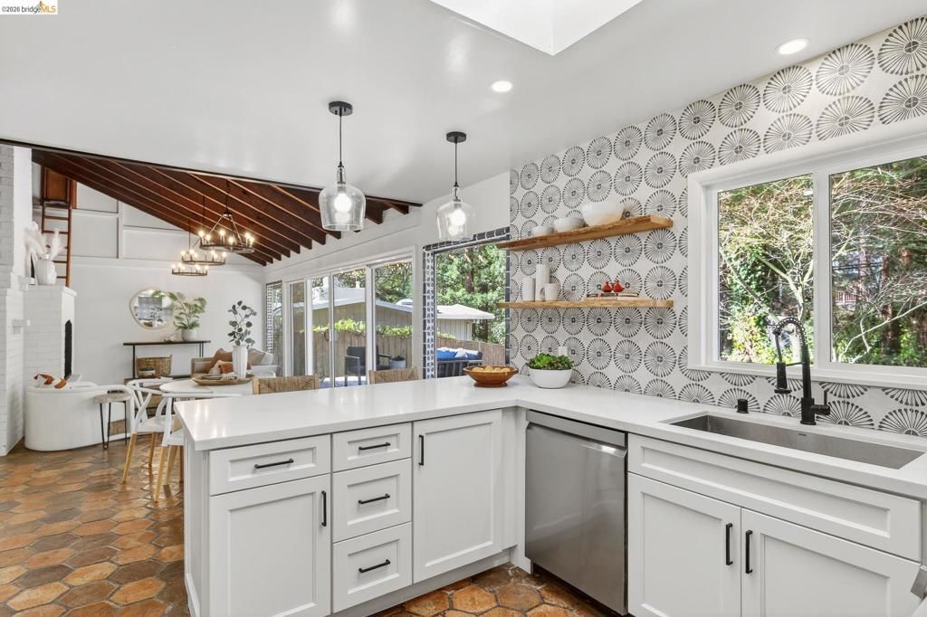 Image 25 of property listing at 5914 5914 Thornhill Drive, Oakland, CA 94611