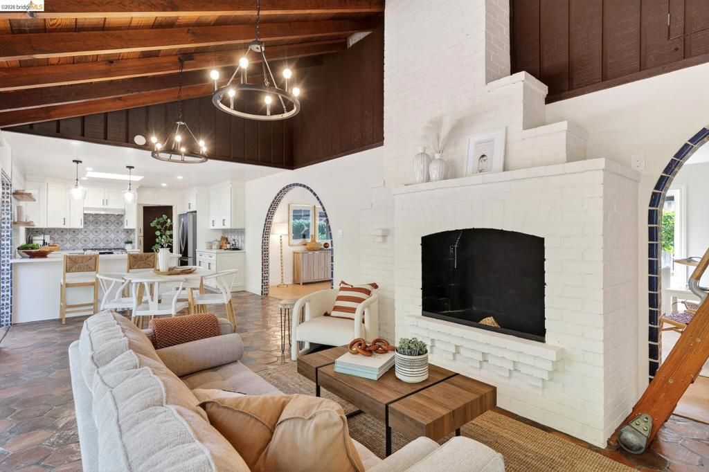 Image 31 of property listing at 5914 5914 Thornhill Drive, Oakland, CA 94611