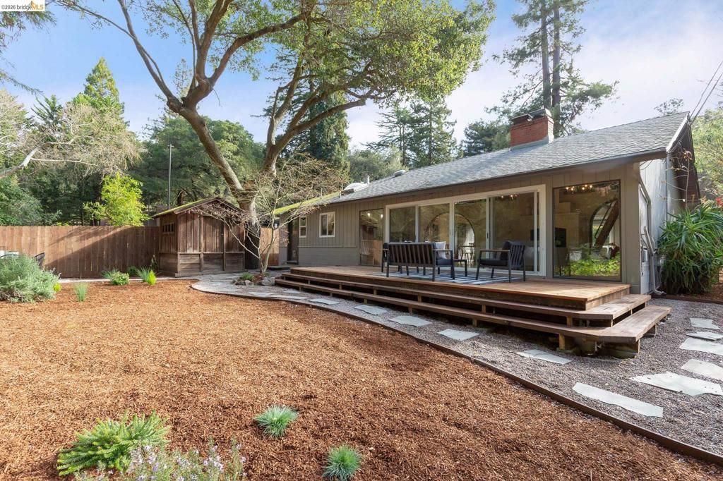 Image 34 of property listing at 5914 5914 Thornhill Drive, Oakland, CA 94611