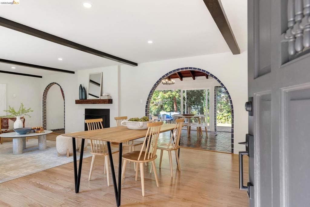 Image 4 of property listing at 5914 5914 Thornhill Drive, Oakland, CA 94611