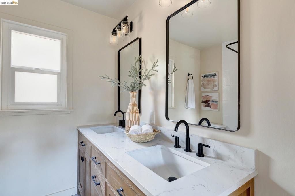 Image 48 of property listing at 5914 5914 Thornhill Drive, Oakland, CA 94611