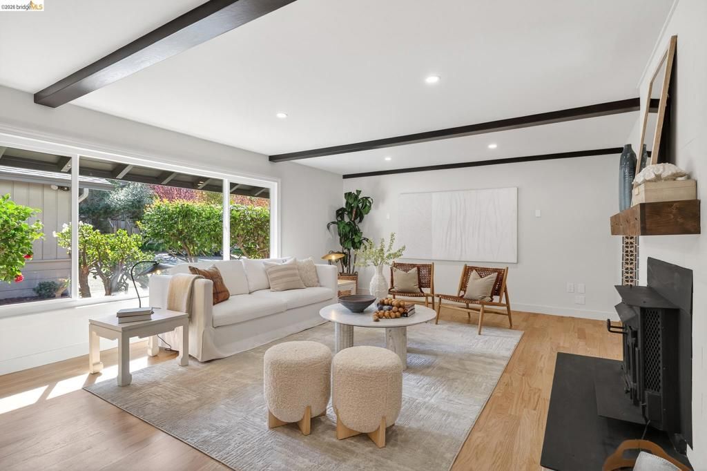 Image 6 of property listing at 5914 5914 Thornhill Drive, Oakland, CA 94611