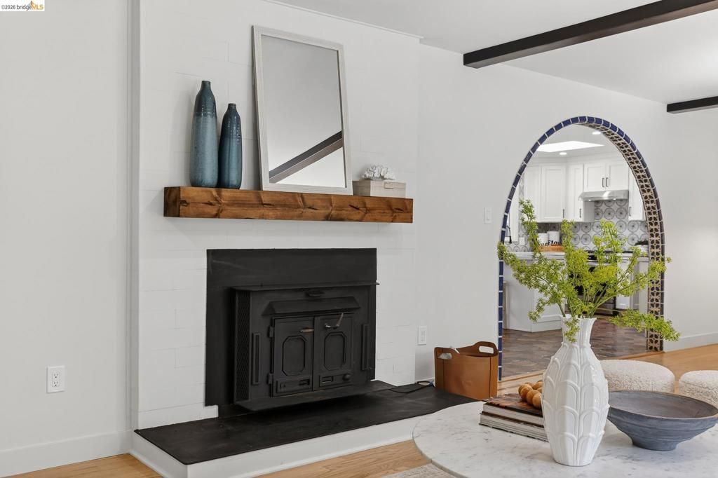 Image 9 of property listing at 5914 5914 Thornhill Drive, Oakland, CA 94611