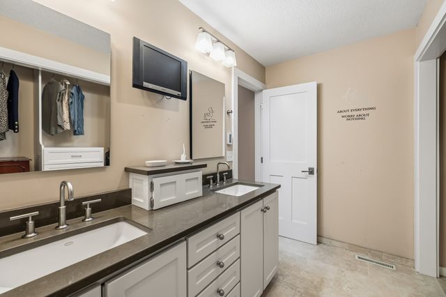 956 55th Street, West Des Moines, IA 50266