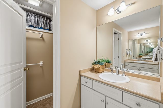 956 55th Street, West Des Moines, IA 50266