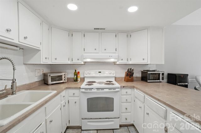 8338 Cricket Lake Drive, Charlotte, NC 28277
