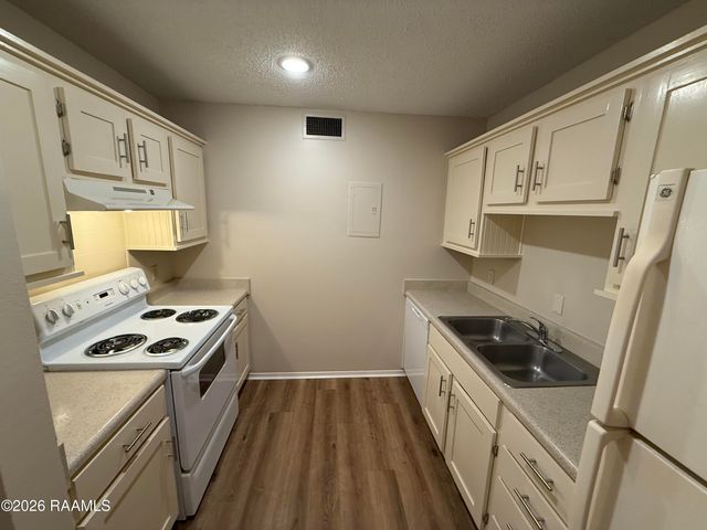 200 High Meadows Boulevard Apt 121, Lafayette, LA 70507