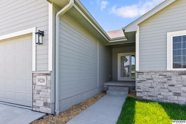 9228 S 71 Avenue, Papillion, NE 68133