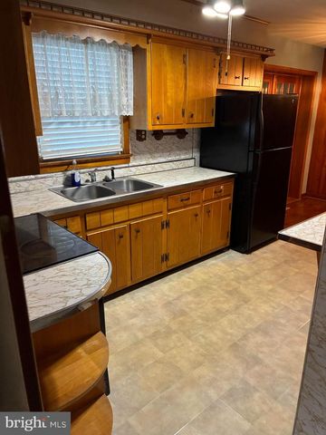 11 W HIGHLAND AVE, Enola, PA 17025