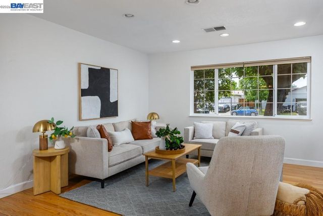 924 Lambaren Ave, Livermore, CA 94551