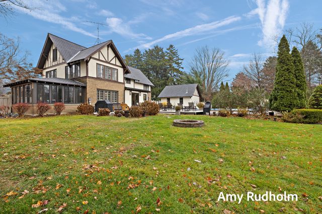 522 E River Street, Spring Lake, MI 49456