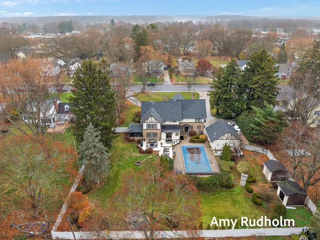 522 E River Street, Spring Lake, MI 49456