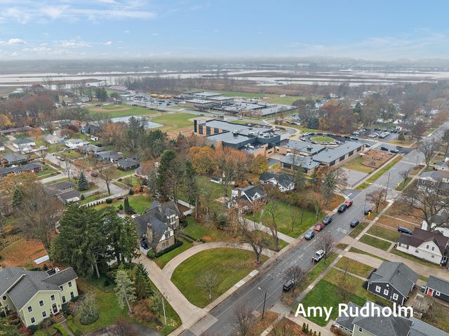 522 E River Street, Spring Lake, MI 49456