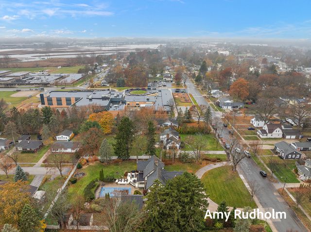 522 E River Street, Spring Lake, MI 49456