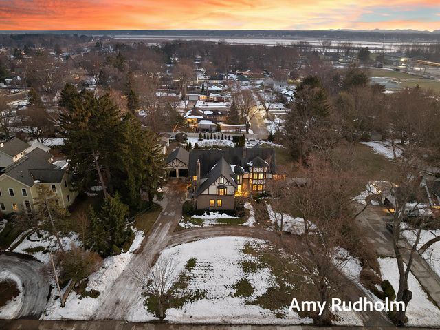 522 E River Street, Spring Lake, MI 49456