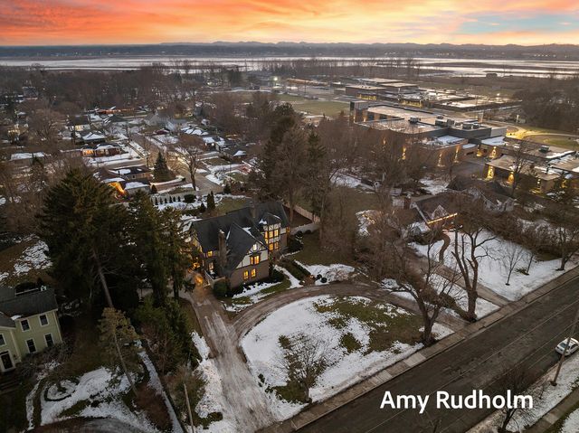 522 E River Street, Spring Lake, MI 49456