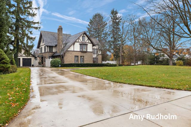 522 E River Street, Spring Lake, MI 49456