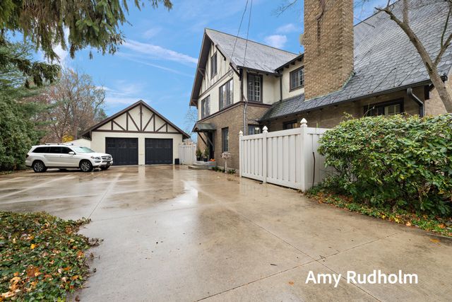 522 E River Street, Spring Lake, MI 49456