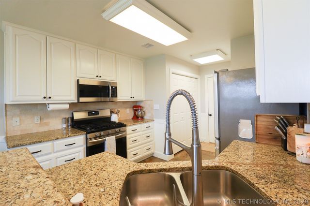 24915 S Meadow Ridge Road, Claremore, OK 74019