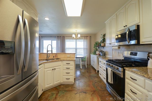 24915 S Meadow Ridge Road, Claremore, OK 74019