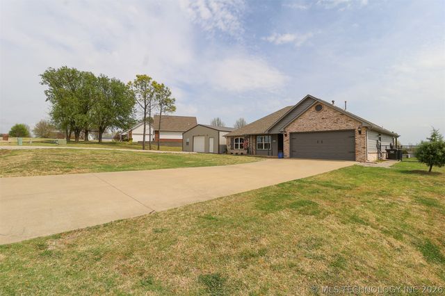 24915 S Meadow Ridge Road, Claremore, OK 74019
